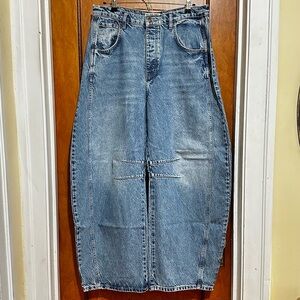 FREE PEOPLE We The Free Good Luck Barrel Jeans in Ultra Light Beam, Size 31 Long